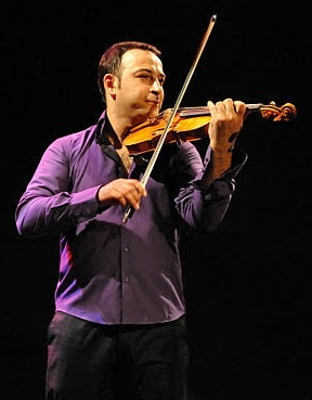 Violoniste virtuose, Liviu BADIU commence le violon à 5 ans aux côtés de son père.